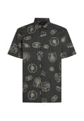 Schwarzes Kurzarmhemd mit weißen grafischen Prints, einschließlich Text und Mustern, mit Button-Down-Kragen und legerer Passform.