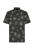 Schwarzes Kurzarmhemd mit weißen grafischen Prints, einschließlich Text und Mustern, mit Button-Down-Kragen und legerer Passform.