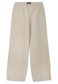 Beige weite Hosen mit einem elastischen Bund, seitlichen Taschen und gesticktem Logo auf der Vorderseite. Hergestellt aus weichem, leichtem Stoff.