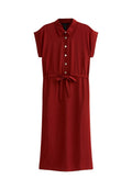 Rotes Hemdkleid mit kurzen Ärmeln, Kragen, durchgehender Knopfleiste und einem Stoffgürtel in der Taille. Strukturierter Stoff mit geradem Schnitt.