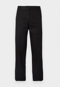 Schwarze Baumwollhose mit geradem Schnitt, Knopfverschluss und Gürtelschlaufen, versehen mit minimalen Ziernähten.