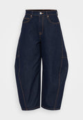 Dunkelblaue Denim-Jeans im Weitschnitt mit hoher Taille, kontrastierenden orangen Nähten und seitlichen Taschen. Sie verfügen über einen Knopfverschluss und Gürtelschlaufen.