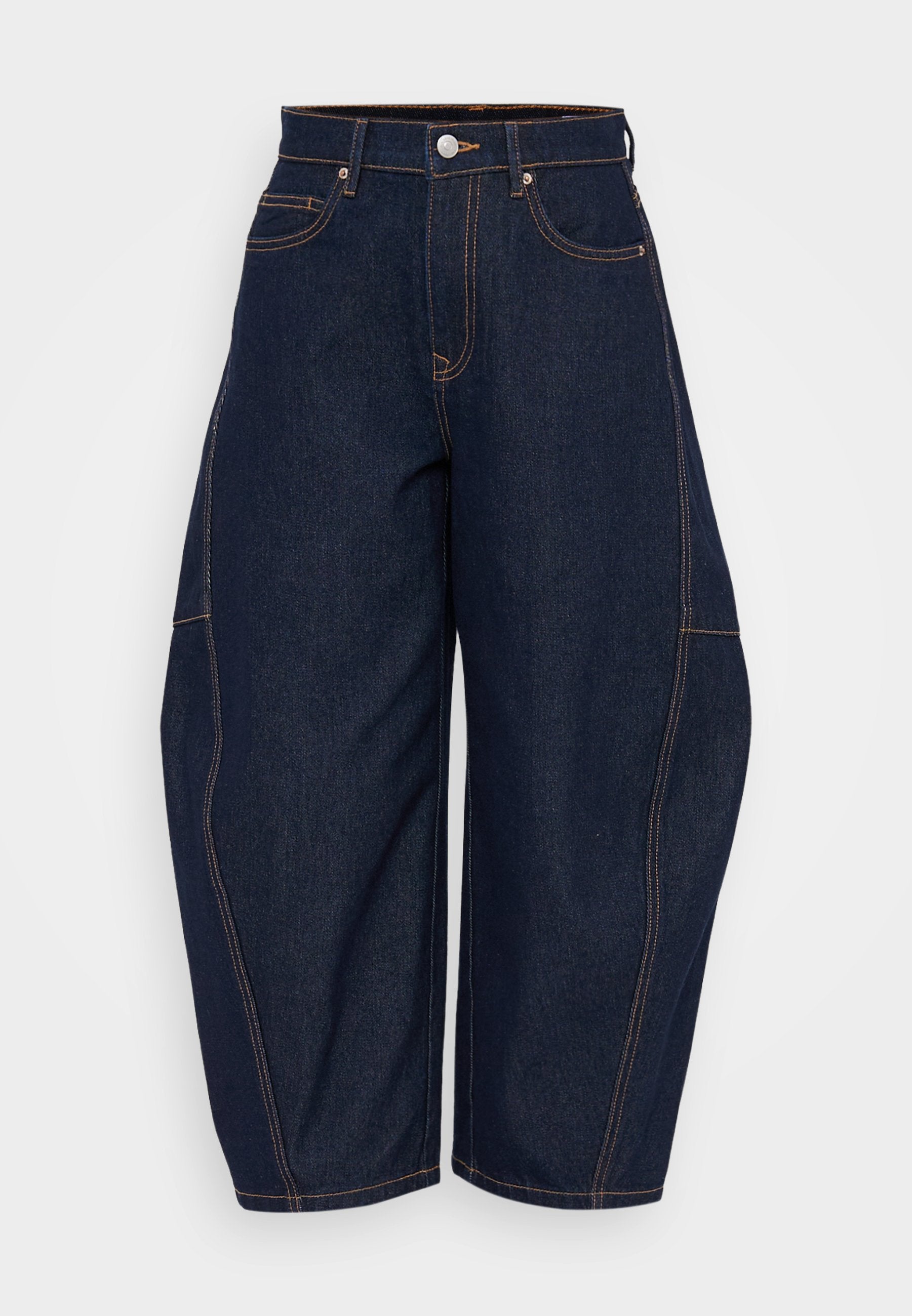 Dunkelblaue Denim-Jeans im Weitschnitt mit hoher Taille, kontrastierenden orangen Nähten und seitlichen Taschen. Sie verfügen über einen Knopfverschluss und Gürtelschlaufen.