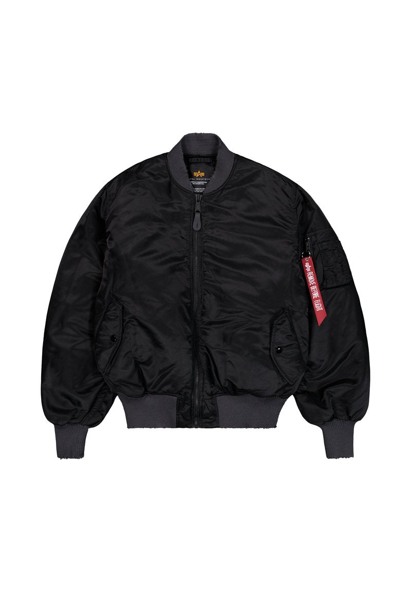 Schwarze Bomberjacke mit Reißverschluss vorne, elastischen Bündchen und Saum. Verfügt über seitliche Taschen und ein rotes Etikett am linken Arm. Glattes, glänzendes Material.