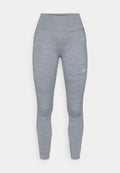 Hellgraue Sportleggings mit hohem Bund und glatter Textur. Auf dem linken Oberschenkel befindet sich ein kleines weißes Nike-Logo.