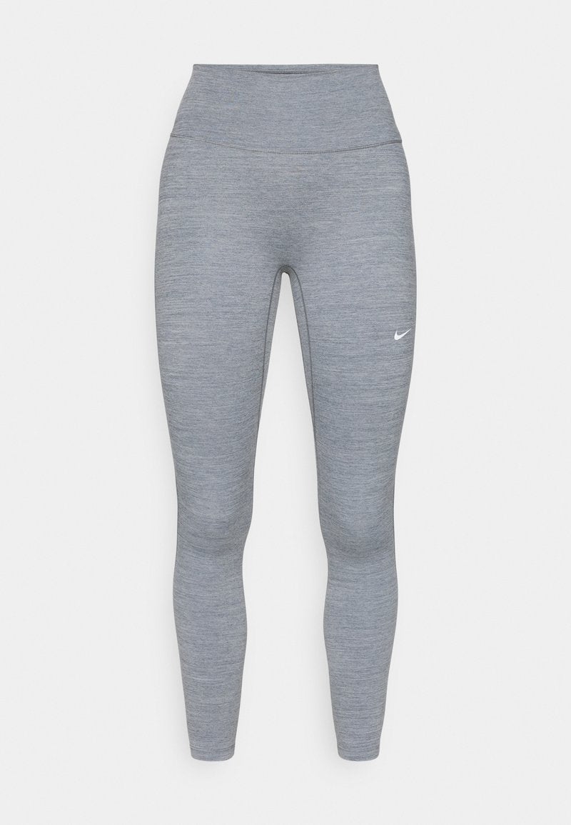 Hellgraue Sportleggings mit hohem Bund und glatter Textur. Auf dem linken Oberschenkel befindet sich ein kleines weißes Nike-Logo.