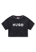 Schwarzes, kurzes T-Shirt mit texturiertem Tiermuster-Design und auffälligem silbernen "HUGO"-Logo auf der Vorderseite. Rundhalsausschnitt und kurze Ärmel.