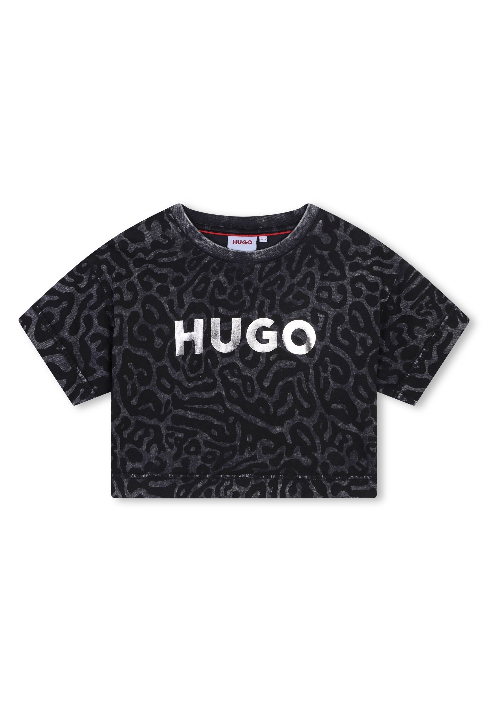 Schwarzes, kurzes T-Shirt mit texturiertem Tiermuster-Design und auffälligem silbernen "HUGO"-Logo auf der Vorderseite. Rundhalsausschnitt und kurze Ärmel.