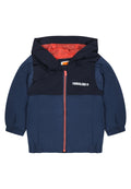 Marineblaue Kinderjacke mit Kapuze, orangefarbener Futter und Frontreißverschluss. Verfügt über elastische Bündchen und das Timberland-Logo auf der Brust.