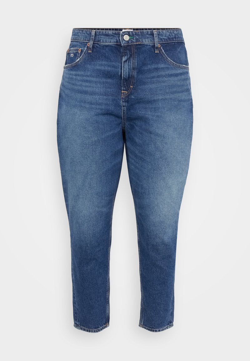Blaue Denim-Jeans mit schmalem Schnitt, Vorderknopf- und Reißverschluss, sowie Fünf-Taschen-Design, vor einem weißen Hintergrund präsentiert.