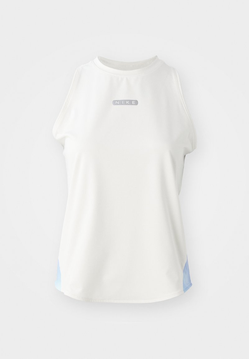 Weißes ärmelloses Nike-Top mit runder Halslinie, ausgestattet mit einem silbernen Logo und hellblauen Akzenten an den Seiten. Glatte, sportliche Stoffstruktur.