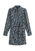 Langärmliges Kleid in Marineblau mit floralem Muster in Hellblau und Weiß, ausgestattet mit einem Kragen und einem gebundenen Taillenverschluss für eine verstellbare Passform.