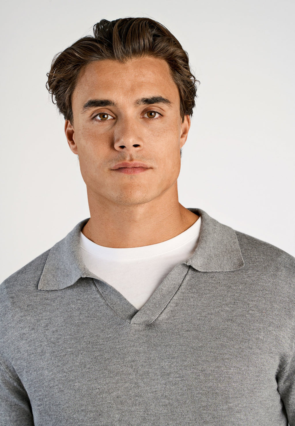 V-NECK Media 6