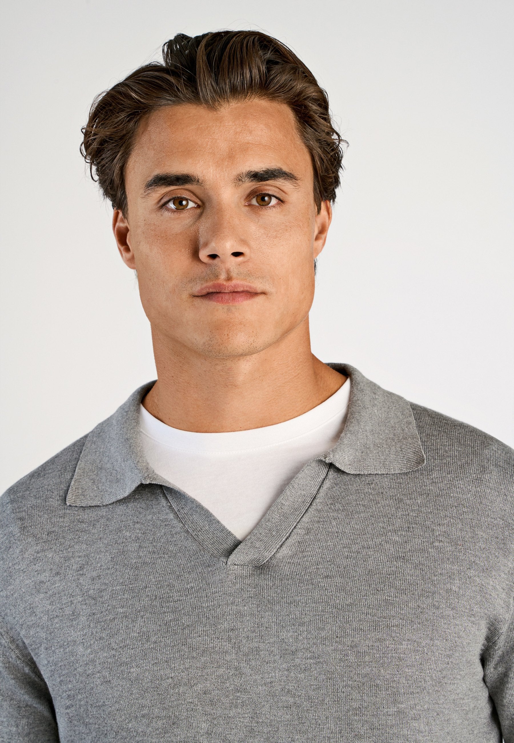 V-NECK Media 6