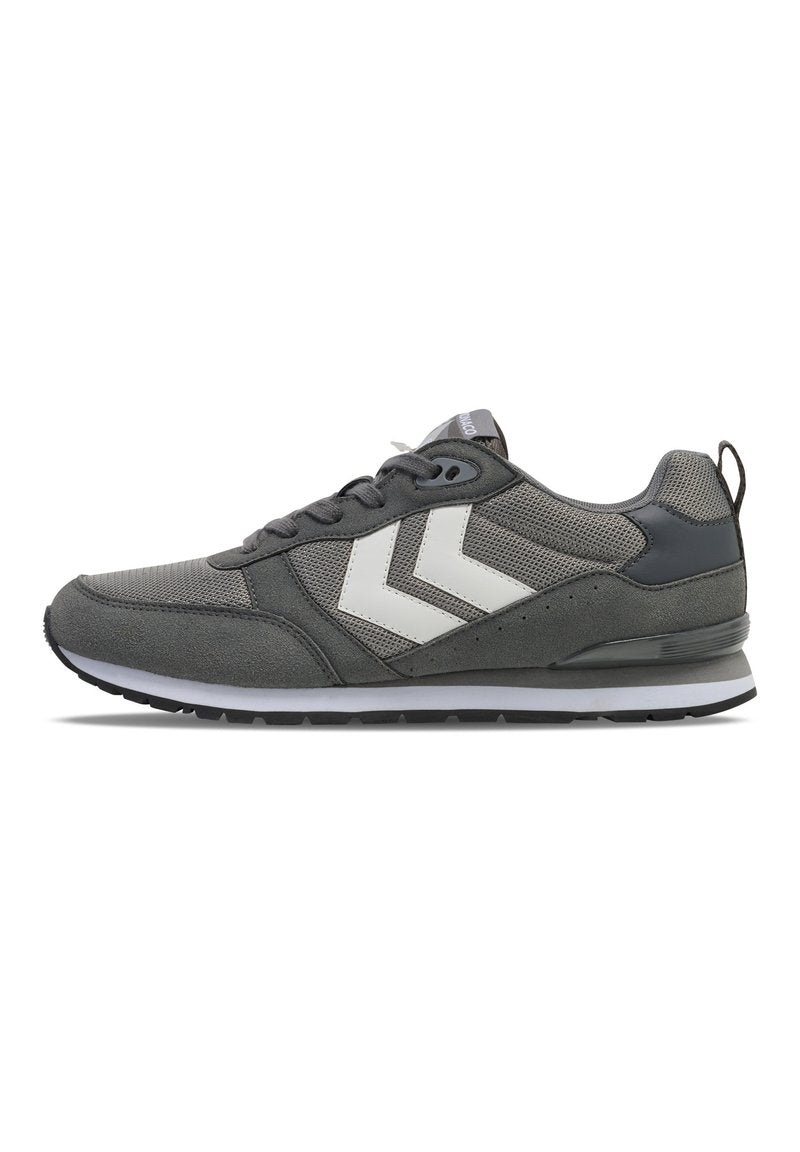 Grau Sport Schuhe aus einer Kombination von Mesh- und Wildledermaterialien, mit einem weißen Chevron-Design und einer Gummisohle mit Profil.