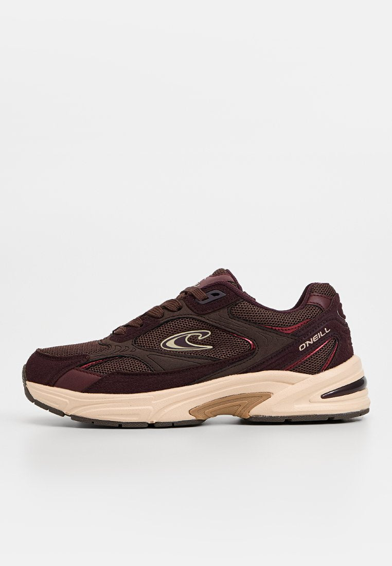 Bordeauxfarbener Sportschuh mit Obermaterial aus Mesh und Wildleder, beiger Zwischensohle und dunkler Gummisohle. Mit Logo und strukturierten Akzenten an den Seiten.