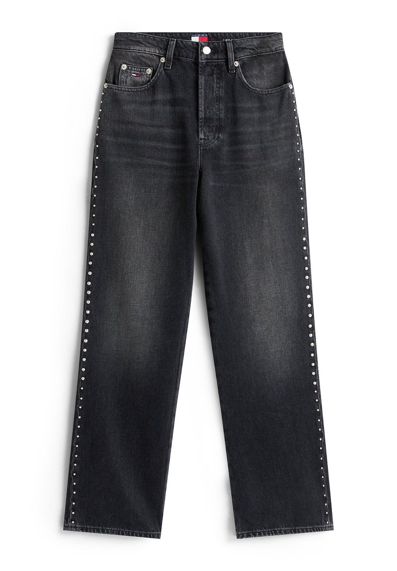 Schwarze Jeans aus Denim mit einer lockeren Passform, die silberne Nietenakzente entlang der Seitennähte und ein klassisches Fünf-Taschen-Design aufweisen.