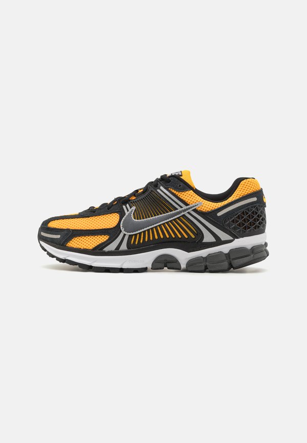 Nike Sportswear ZOOM VOMERO 5 FEST UNISEX - Trainers - sundial/black/metallic silver/light smoke grey/white
