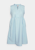 Hellblaues ärmelloses Kleid mit Mandarin-Kragen, Knopfverschluss und geraffter Taille, aus weichem Stoff und mit einer lässigen Silhouette.