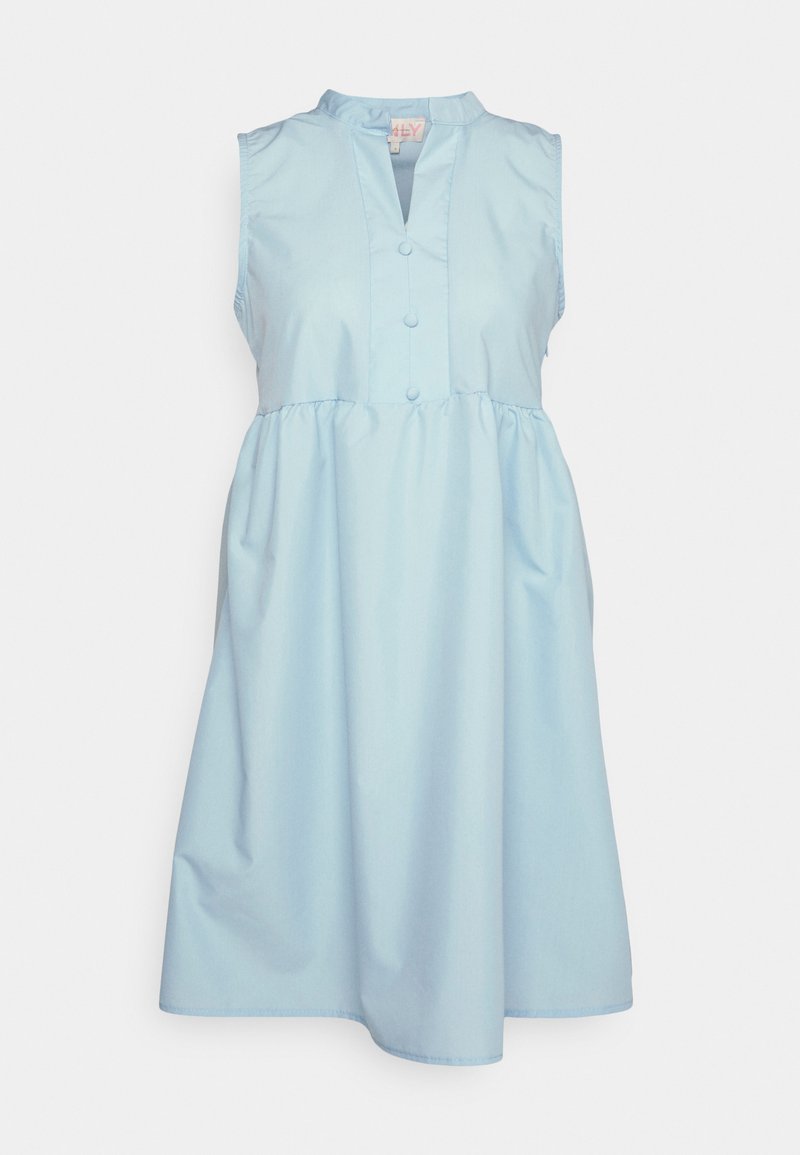 Hellblaues ärmelloses Kleid mit Mandarin-Kragen, Knopfverschluss und geraffter Taille, aus weichem Stoff und mit einer lässigen Silhouette.