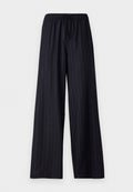 Schwarz gestreifte, weit geschnittene Hose mit elastischem Bund und Kordelzug. Hergestellt aus einem glatten Stoff ohne sichtbare Verschlüsse oder Taschen.