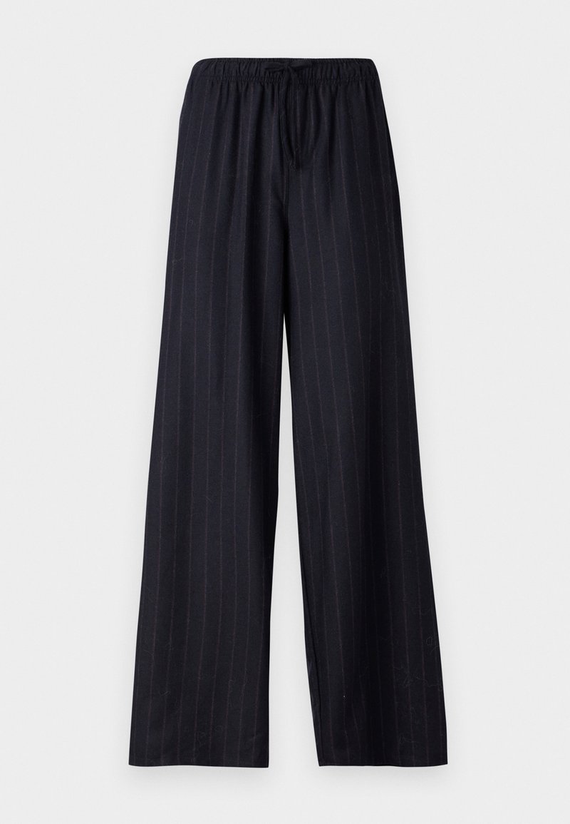 Schwarz gestreifte, weit geschnittene Hose mit elastischem Bund und Kordelzug. Hergestellt aus einem glatten Stoff ohne sichtbare Verschlüsse oder Taschen.
