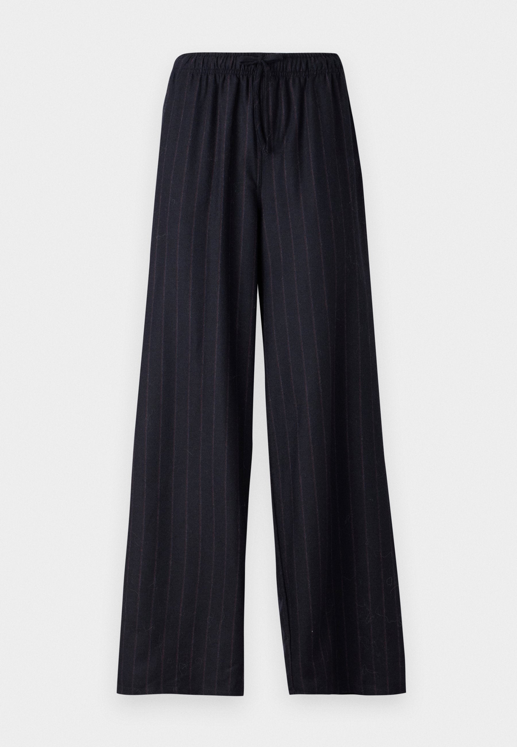 Schwarz gestreifte, weit geschnittene Hose mit elastischem Bund und Kordelzug. Hergestellt aus einem glatten Stoff ohne sichtbare Verschlüsse oder Taschen.