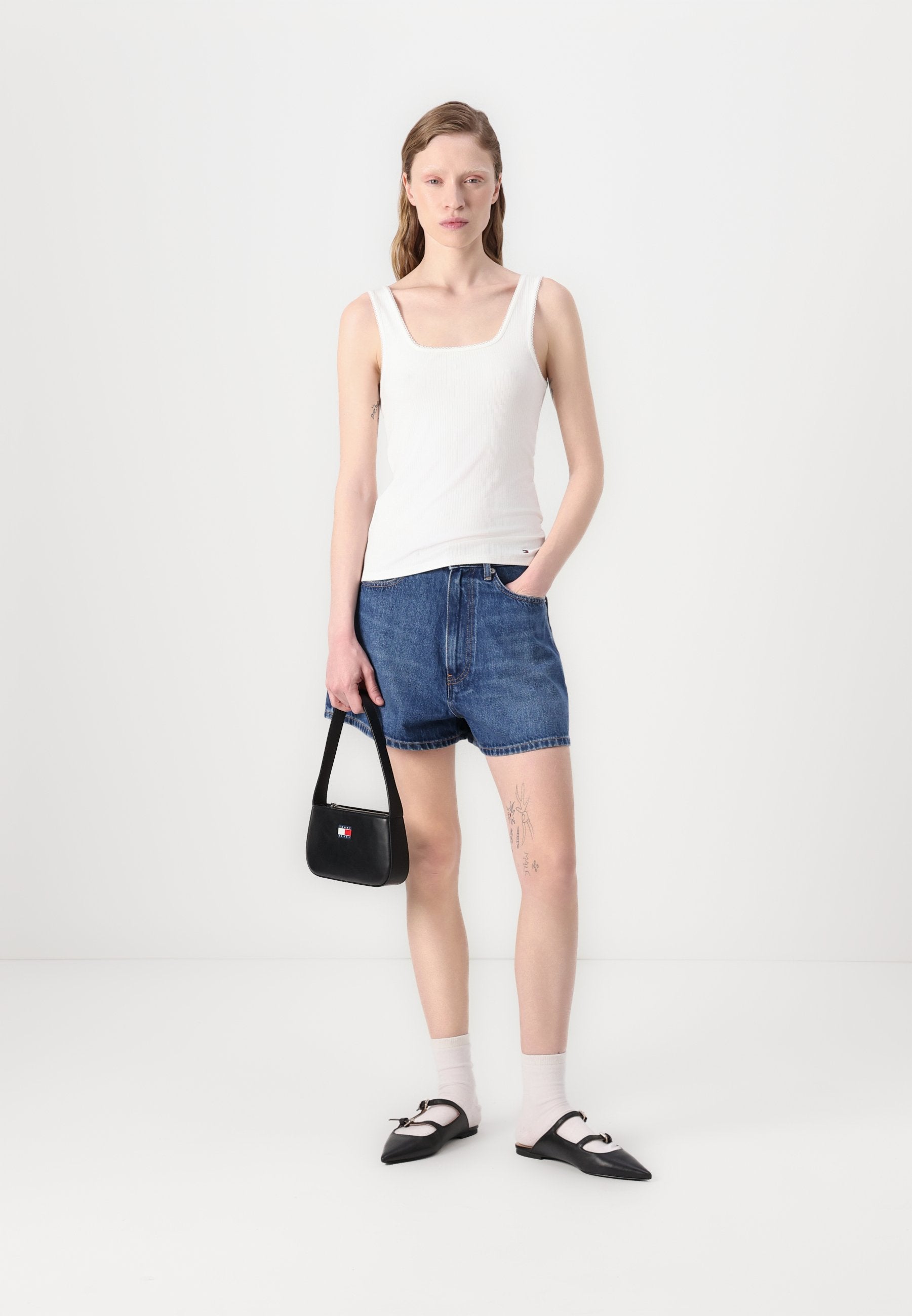 SLIM SQUARE TANK Media 2