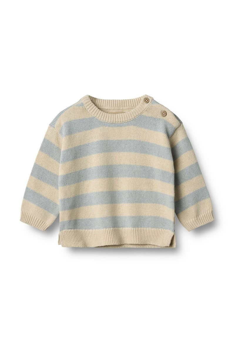 Gestreifter Strickpullover in Creme und Hellblau, mit Rundhalsausschnitt, drei Viertelärmeln und Knopfdetails an einer Schulter.
