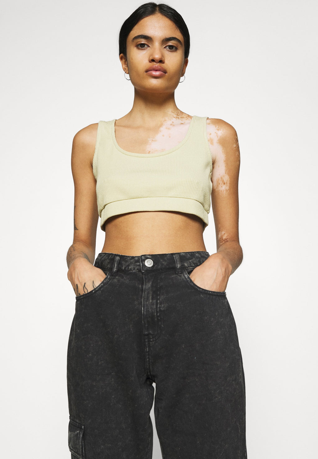 NA-KD JASMIN AZIZAM CROPPED SINGLET