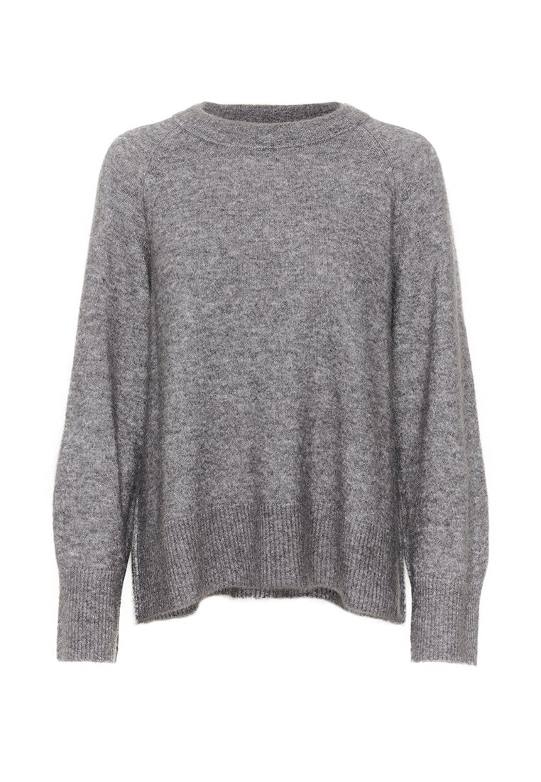 Grauer gestrickter Pullover mit Rundhalsausschnitt, langen Ärmeln und lockerer Passform, mit gerippten Bündchen und Saum. Weiches, strukturiertes Material.