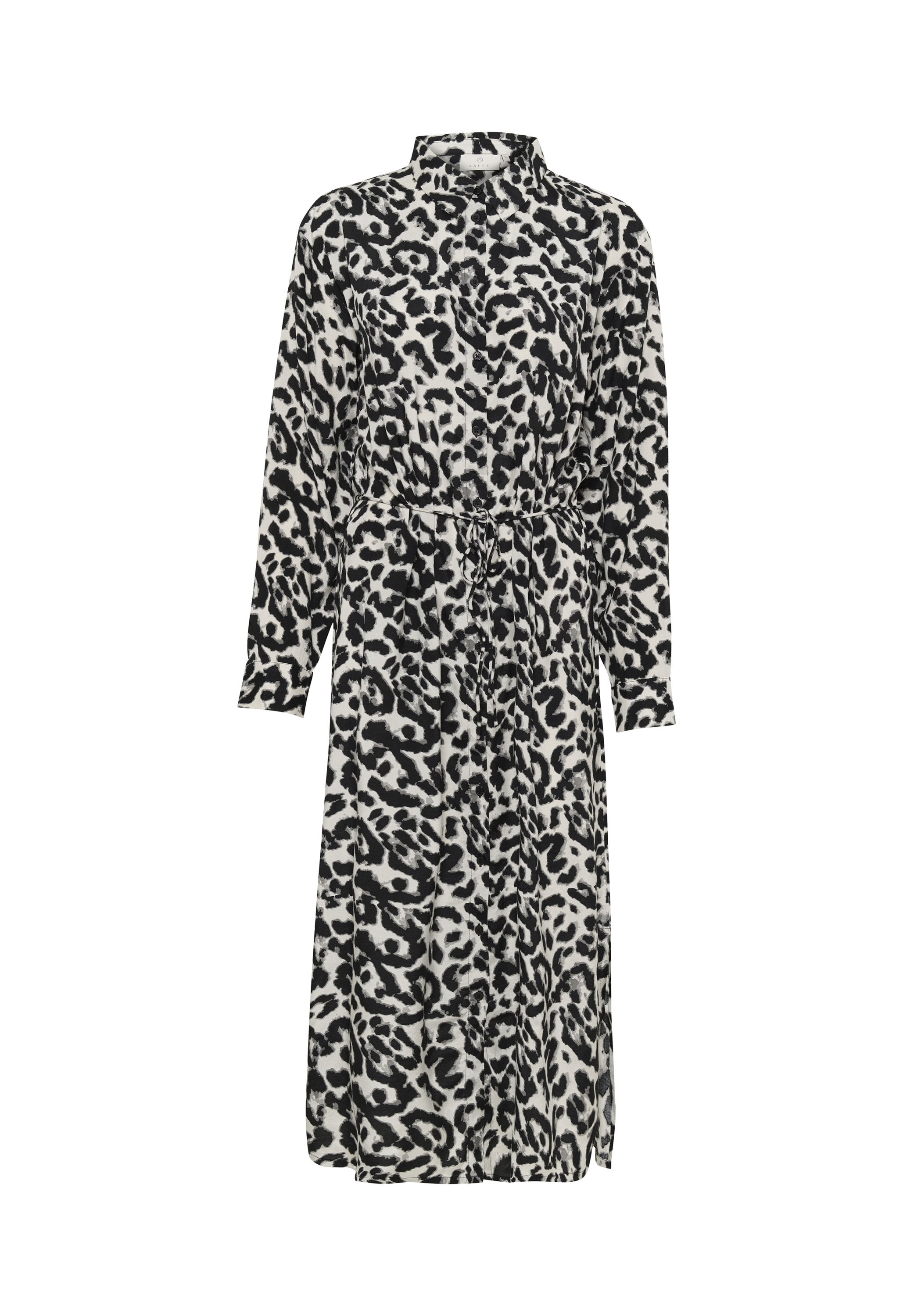 Langärmliges Kleid mit einem schwarz-weißen Leopardenmuster, knöpfbarem Kragen, elastischem Bund und fließender Silhouette.