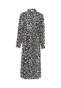 Langärmliges Kleid mit einem schwarz-weißen Leopardenmuster, knöpfbarem Kragen, elastischem Bund und fließender Silhouette.