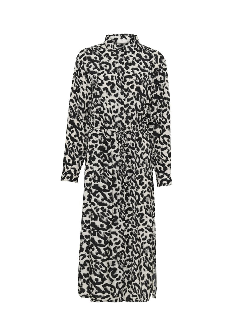Langärmliges Kleid mit einem schwarz-weißen Leopardenmuster, knöpfbarem Kragen, elastischem Bund und fließender Silhouette.