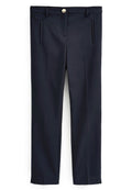 Navyblaue gerade geschnittene Hose mit Gürtelschlaufen, Knopfverschluss, seitlichen Schlitztaschen und einer maßgeschneiderten flachen Vorderseite.