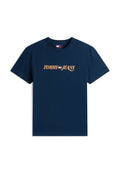 Marineblaue kurzärmelige T-Shirt mit dem Schriftzug "TOMMY JEANS" und einem kleinen rot-weiß-blauen Flaggenlogo mittig auf der Brust.