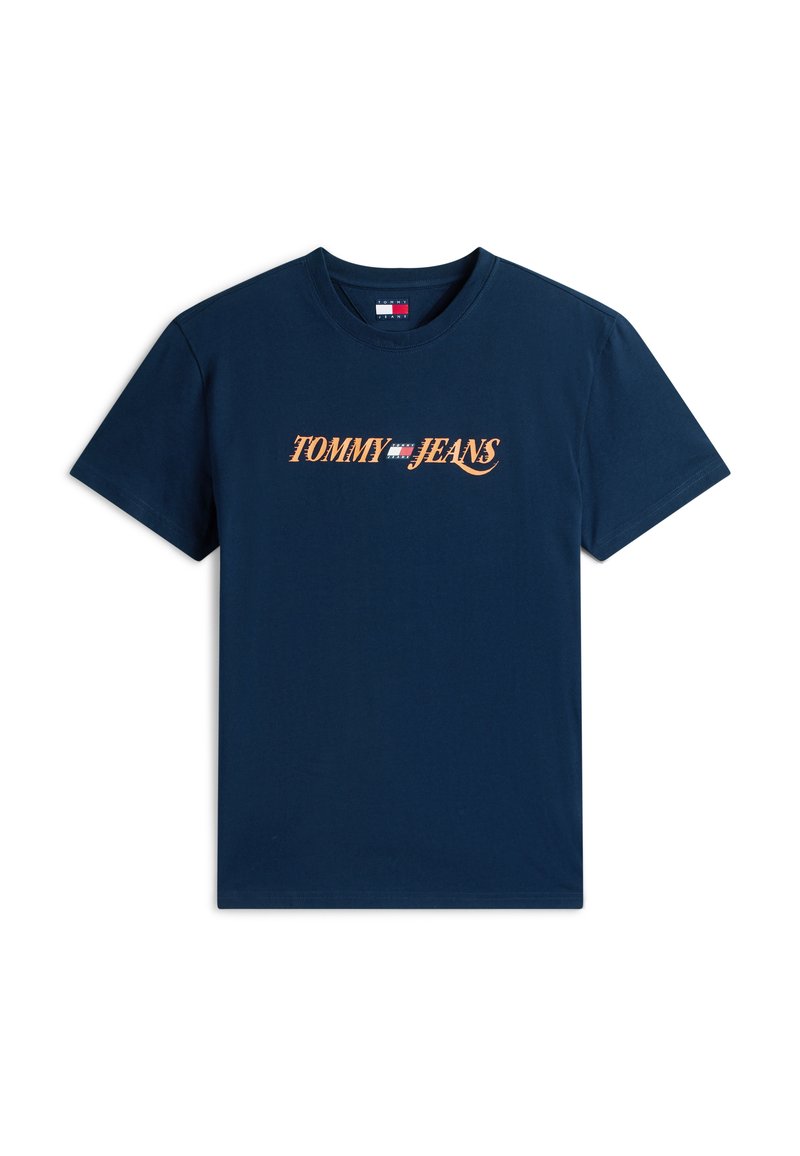 Marineblaue kurzärmelige T-Shirt mit dem Schriftzug "TOMMY JEANS" und einem kleinen rot-weiß-blauen Flaggenlogo mittig auf der Brust.
