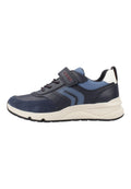 Marineblaue Sportschuhe aus Leder und Wildleder, mit Klettverschluss, gepolsterter Sohle und strukturierten Akzenten. Verfügt über ein atmungsaktives Design.