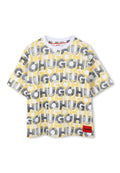 Kurzarm-T-Shirt in Weiß mit einem auffälligen gelb-schwarzen Grafikdesign, das den wiederholten Text "HUGO" und "GO" zeigt. Rotes Etikett am Saum.