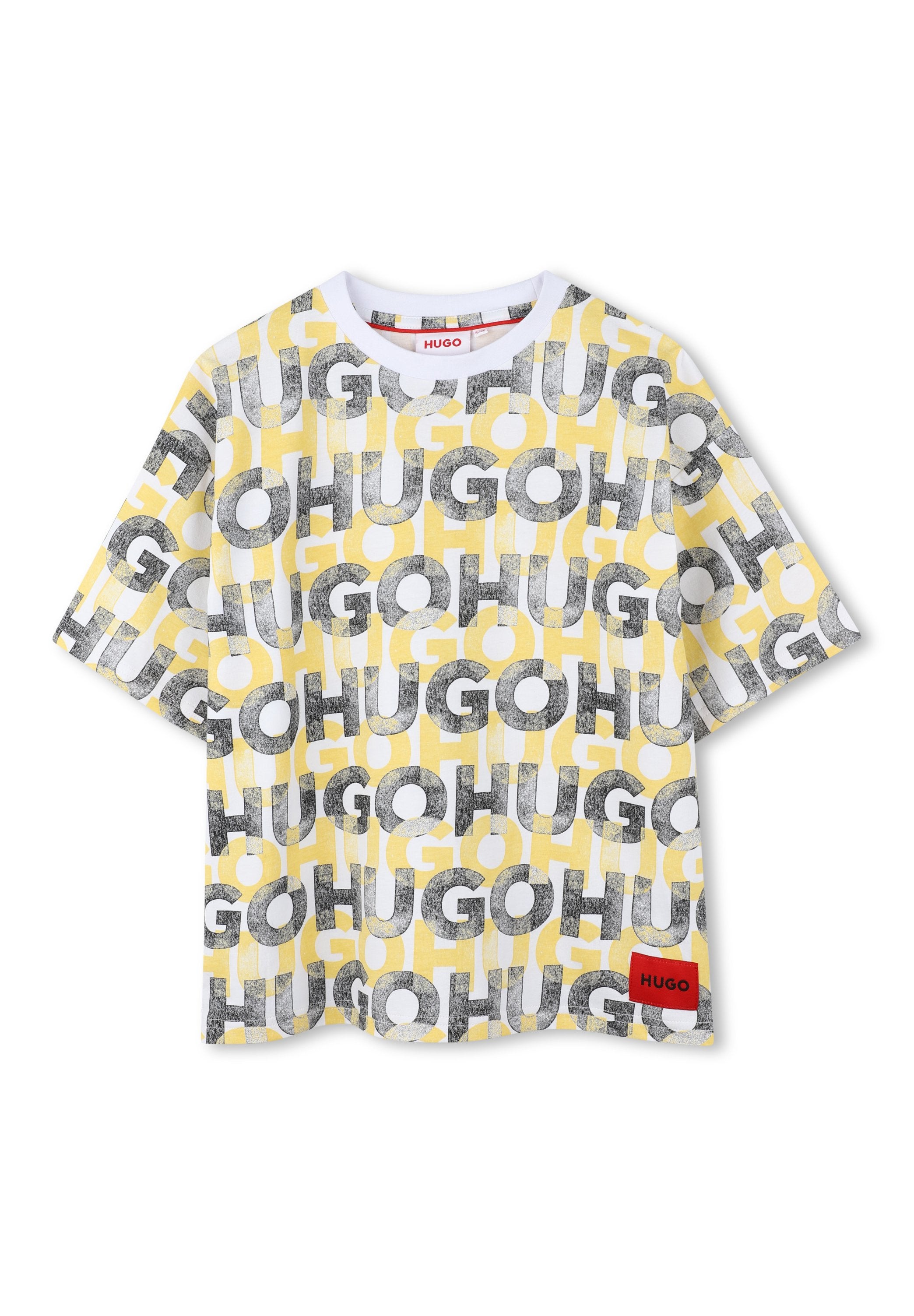 Kurzarm-T-Shirt in Weiß mit einem auffälligen gelb-schwarzen Grafikdesign, das den wiederholten Text "HUGO" und "GO" zeigt. Rotes Etikett am Saum.