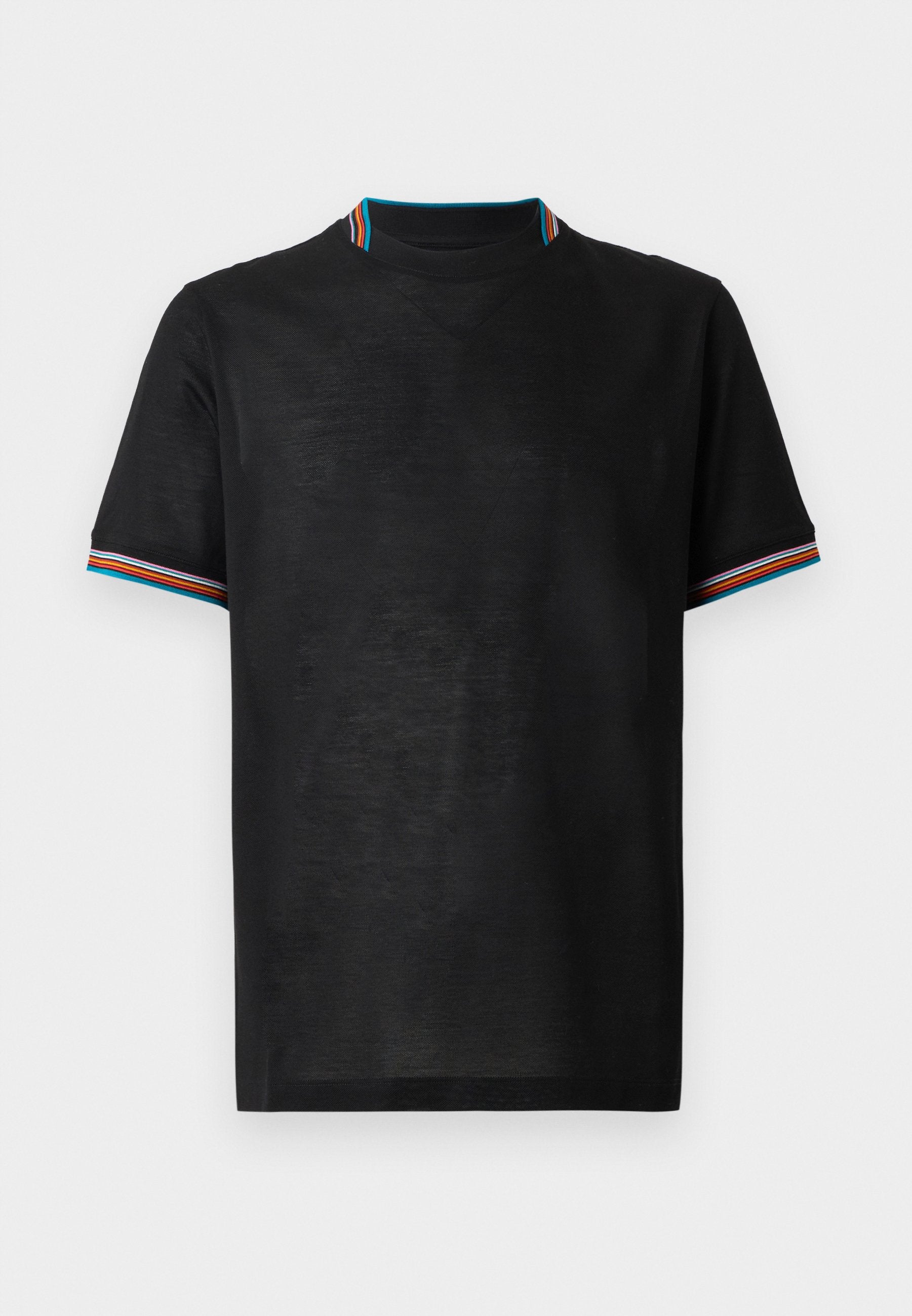Schwarzes T-Shirt mit kurzen Ärmeln, kontrastierendem gestreiften Kragen und Ärmelsaum in Rot, Blau und Weiß. Weiches Material mit lockerer Passform.
