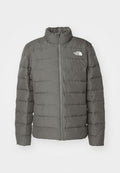 Graue Pufferjacke mit hohem Kragen, horizontal genähten Bereichen, einem Reißverschluss vorne und einem Logo in der oberen linken Ecke.
