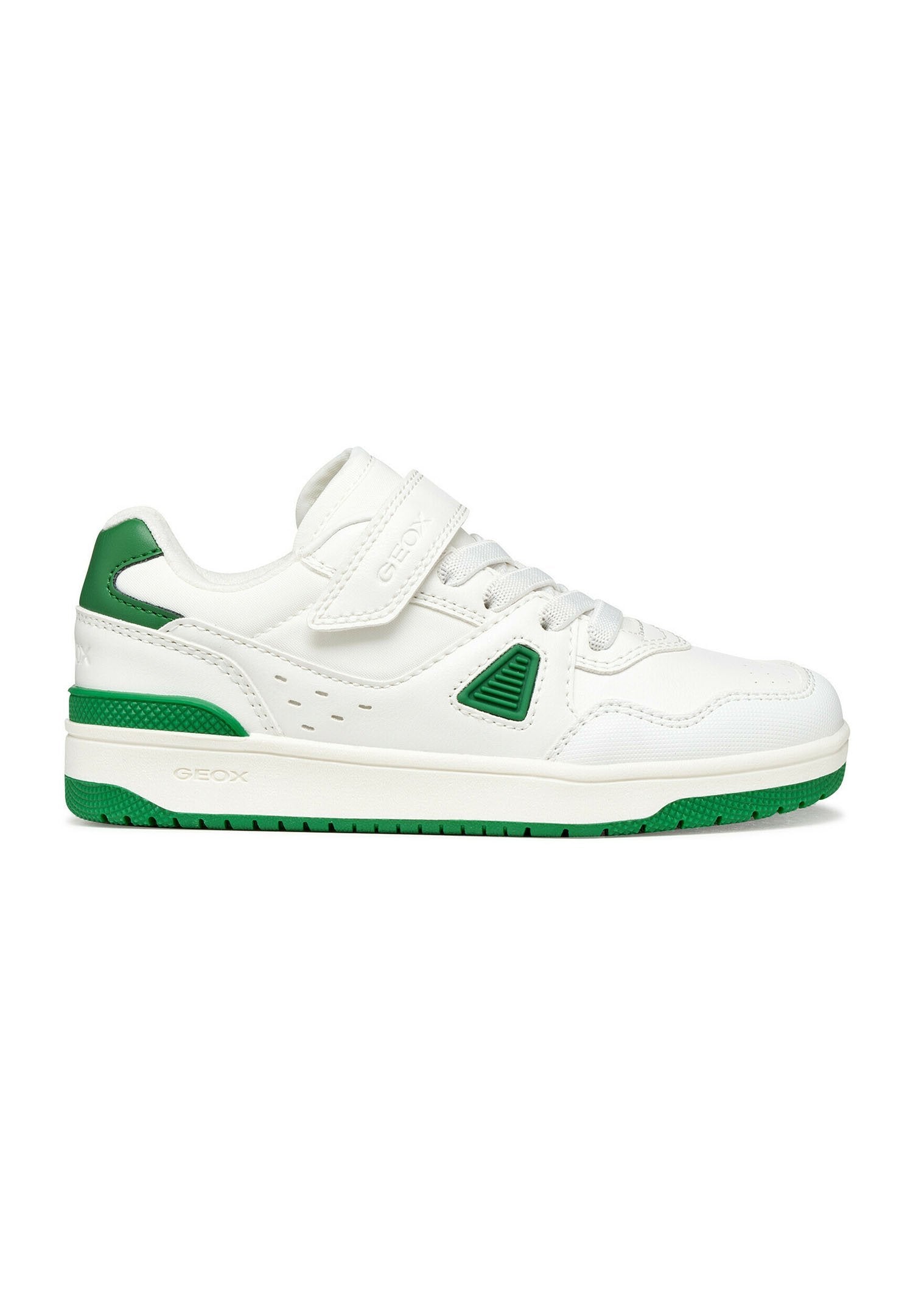 Weißer Sneaker mit grünen Akzenten, Schnürsenkeln und einem Klettverschluss, entworfen für den Freizeiteinsatz mit einer Gummisohle für guten Halt.