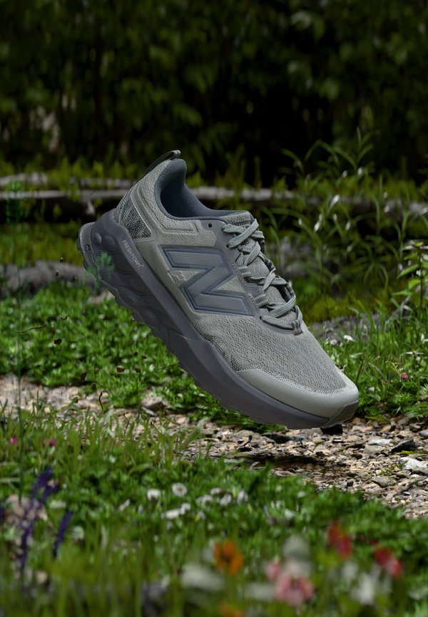New Balance GAROE V2 - Trail running shoes - meteorite/slate grey