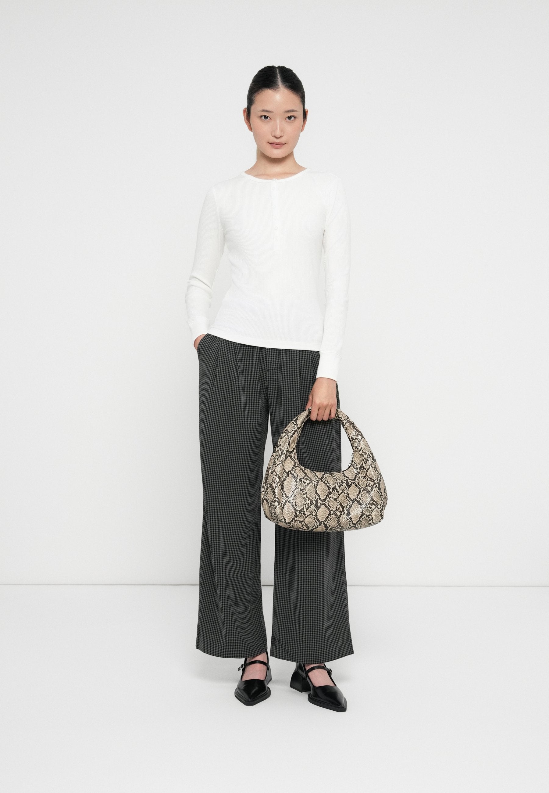 GAP WIDE LEG