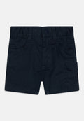 Dunkelblaue Shorts aus Baumwolle, mit einem elastischen Bund, zwei vorderen Taschen und einer seitlichen Cargo-Tasche mit Nahtakzenten.