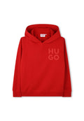 Rote Kapuzenjacke mit "HUGO" auf der oberen linken Brust geprägt, gerippte Bündchen und Saum sowie einem Etikett im Nackenbereich.