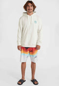 Cremefarbener Kapuzenpullover mit Fronttasche und türkisfarbenem Logo; leuchtend multicolor Badehose mit Farbverlaufsmuster; schwarze Flip-Flops.