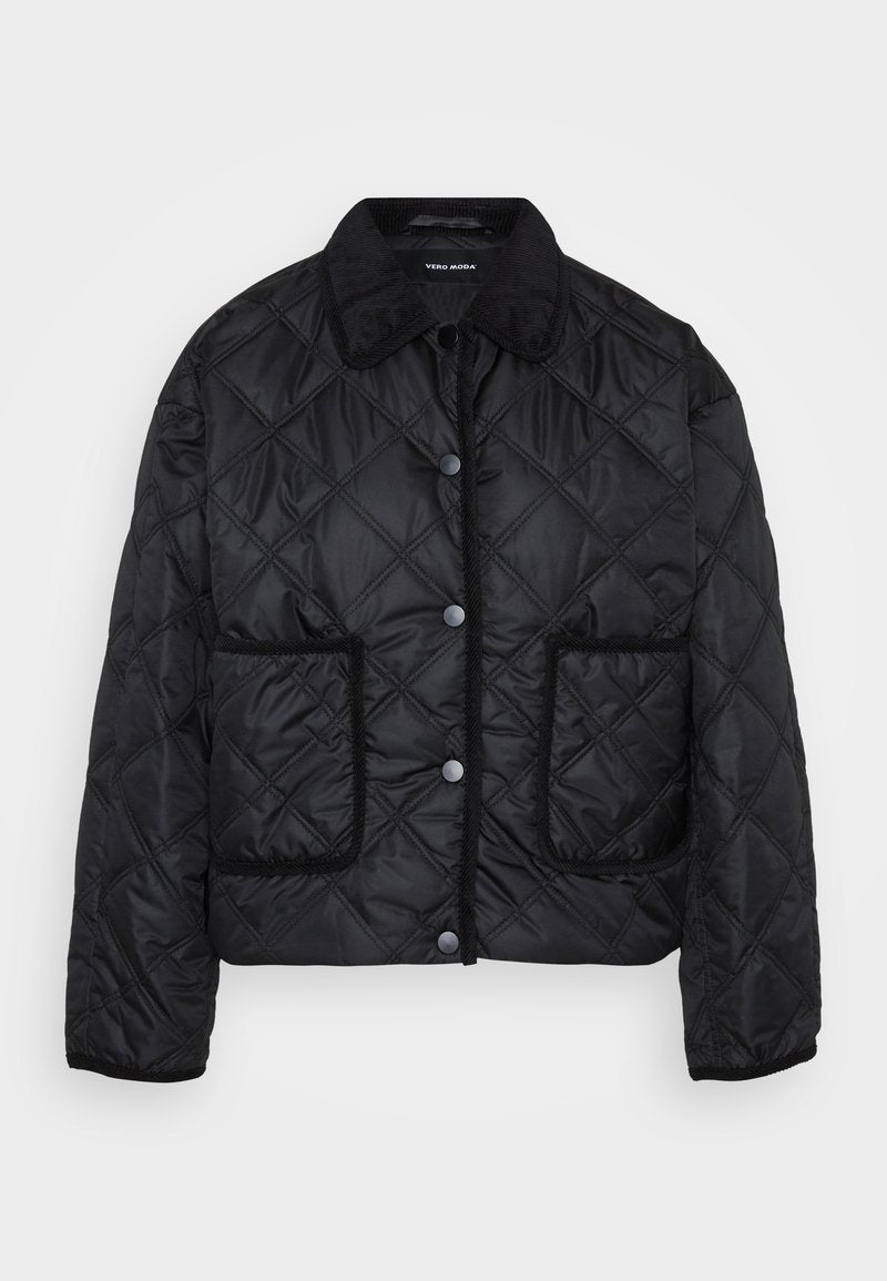 Schwarze gesteppte Jacke mit Druckknöpfen, zwei vorderen aufgesetzten Taschen und einem Cordkragen, vor weißem Hintergrund präsentiert.