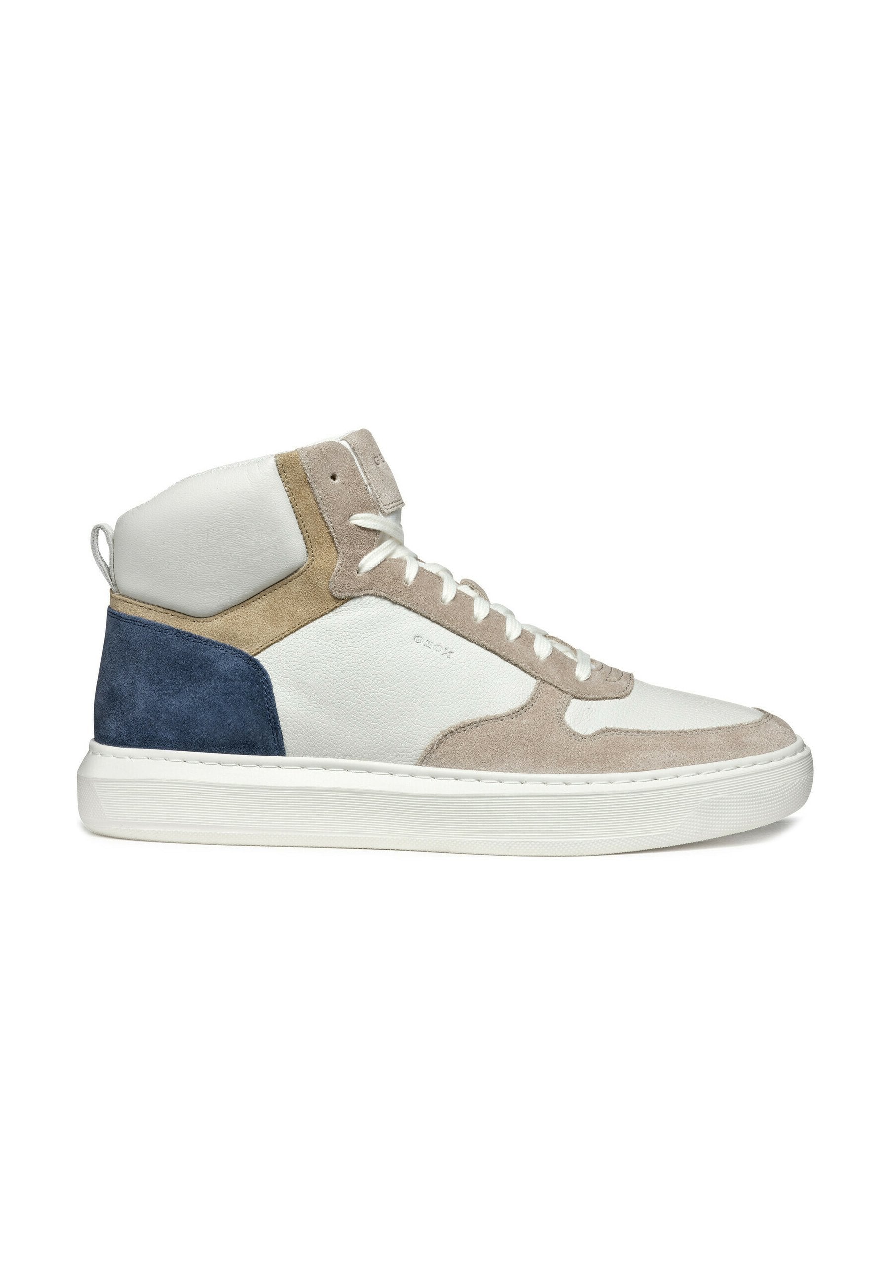 High-Top Sneaker aus weißem Leder mit beige und marineblauen Wildleder-Panels, flachen weißen Schnürsenkeln, strukturiertem Sohlen und einer Schlaufe an der Ferse für ein einfaches Anziehen.